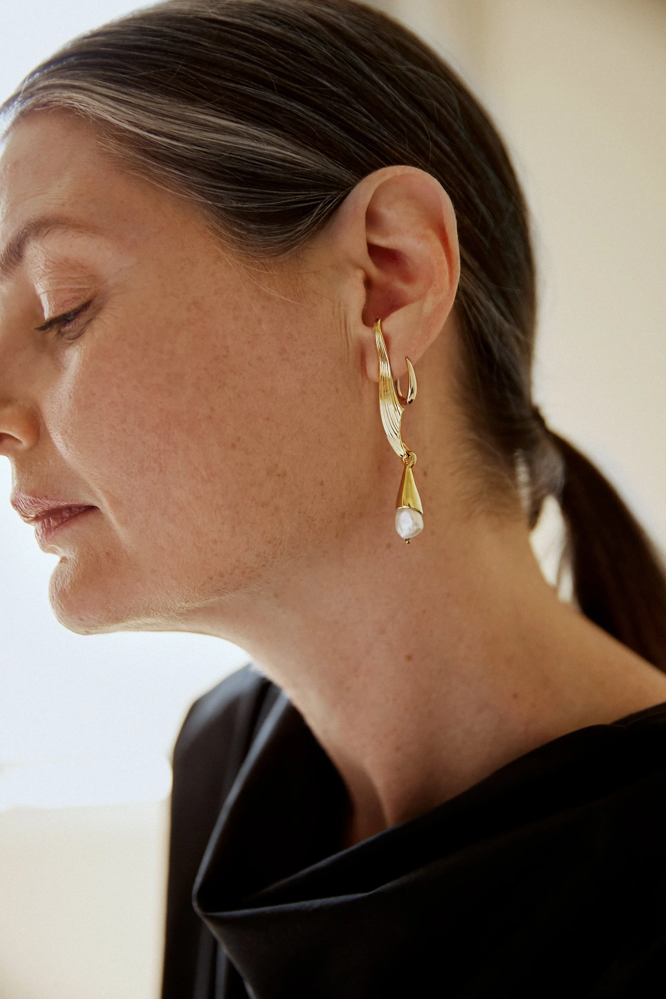 Medium Oval Sempre Hoop in 14k Yellow Gold sold by Leigh Miller product image thumbnail 5