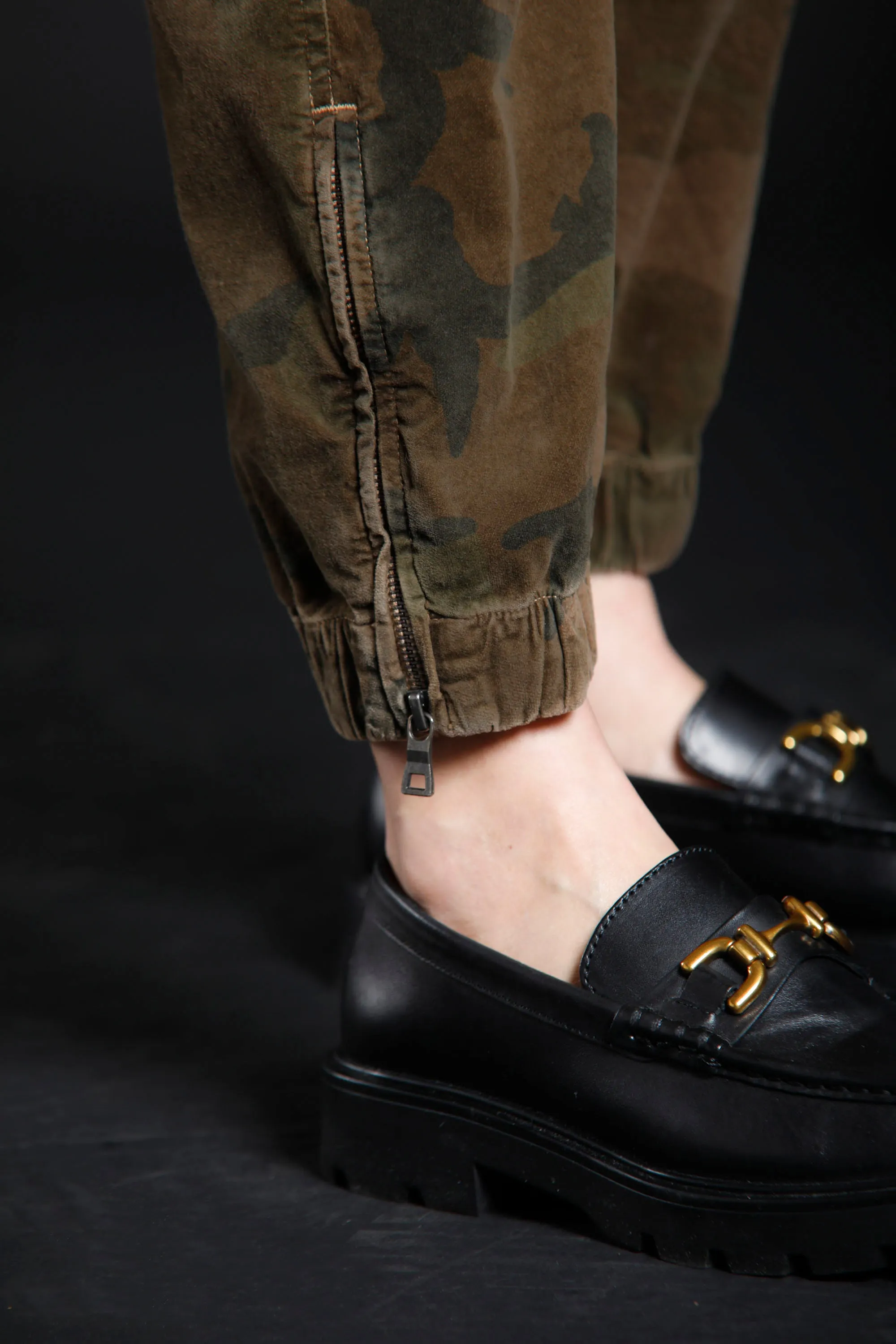 Evita woman velvet cargo pants with camouflage pattern curvy sold by Mason's product image thumbnail 4