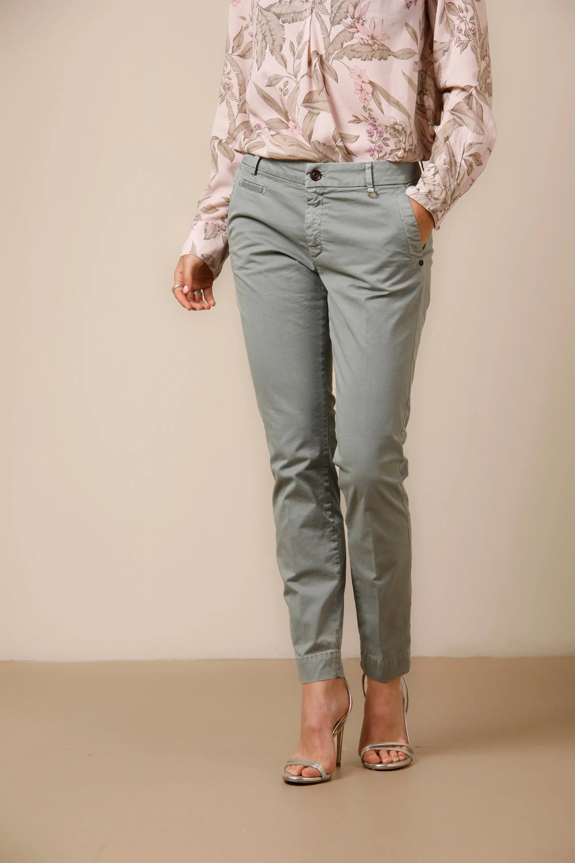 Jaqueline Archivio woman icon washes chino trousers in cotton curvy sold by Mason's