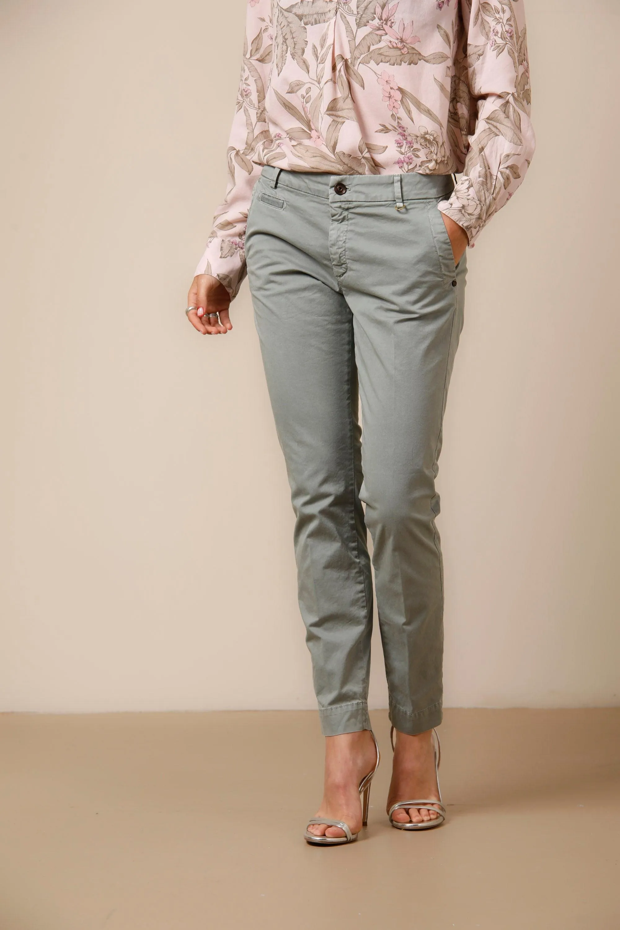 Jaqueline Archivio woman chino pants in stretch cotton icon washes curvy sold by Mason's