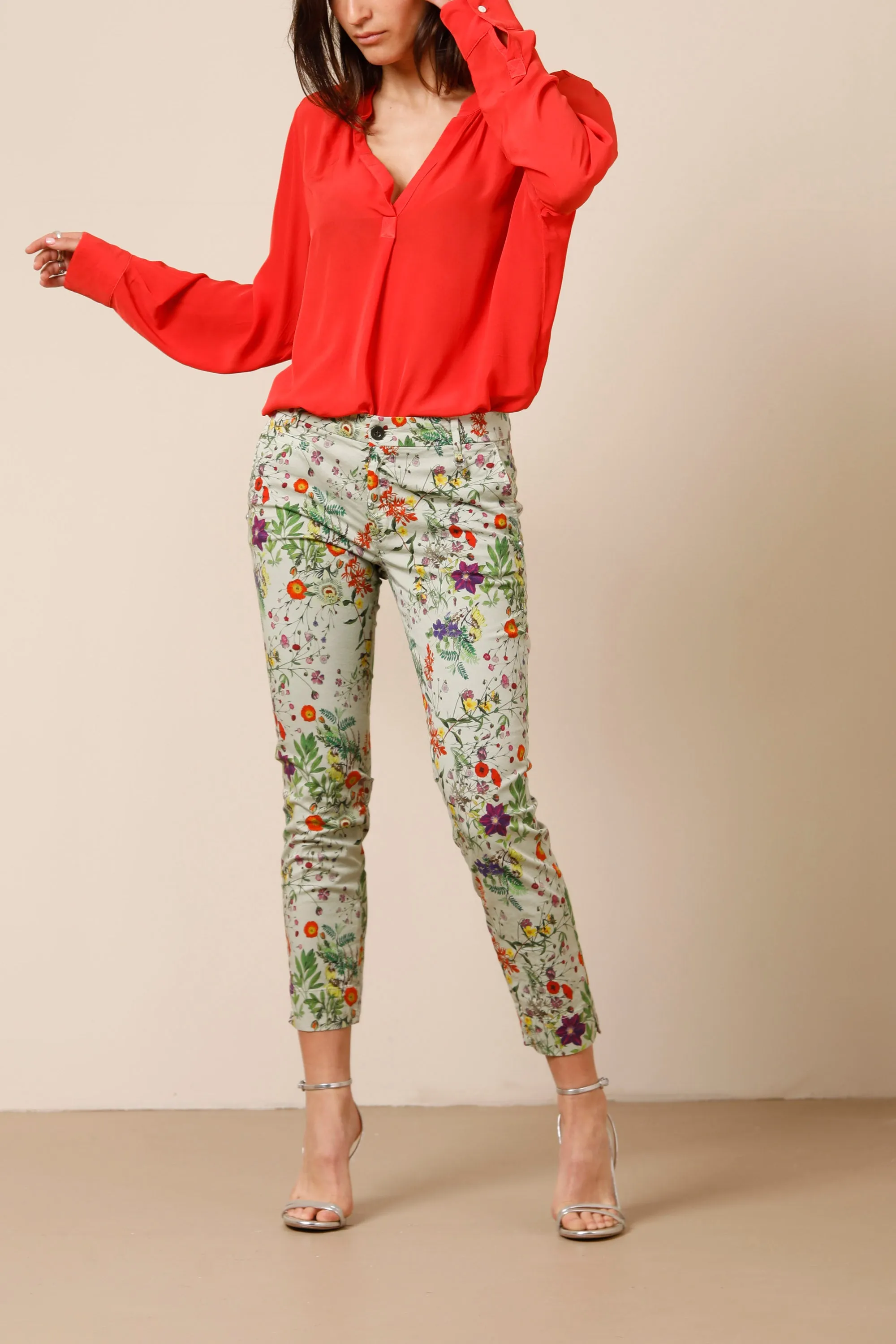 Jaqueline Capri woman chino pants in cotton with floral pattern curvy sold by Mason's