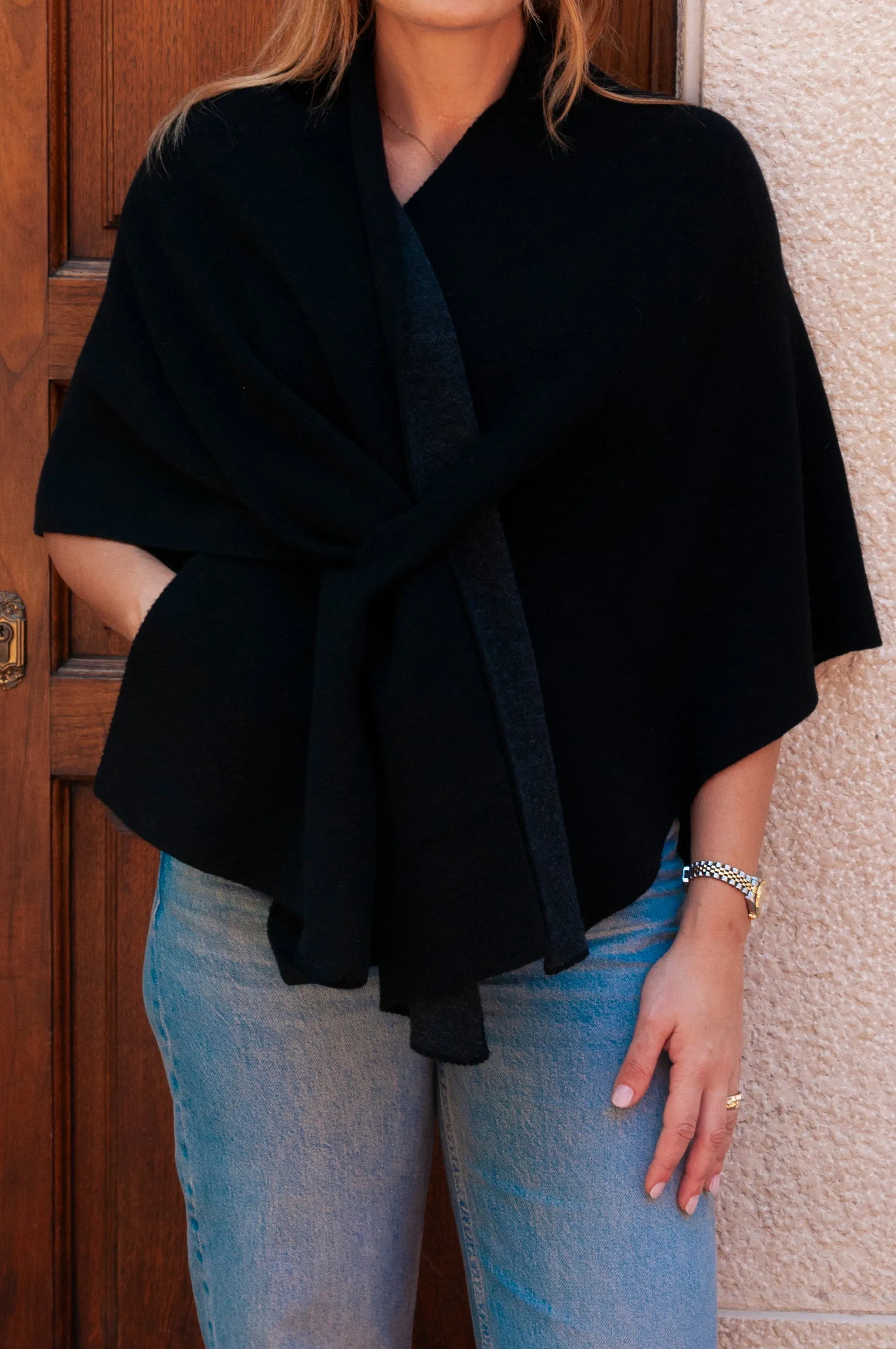 Poncho nero sold by Carro Positano