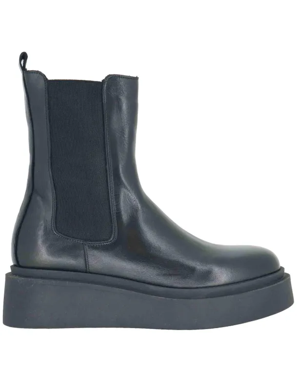 Chelsea boot in pelle nera Donna SP831 001 sold by Spatarella