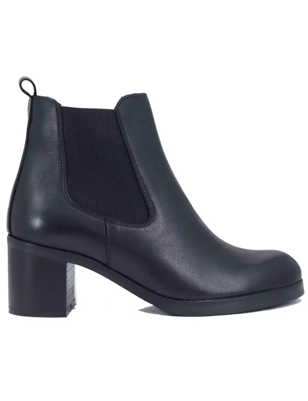 Chelsea boot donna in pelle nera con tacco medio Donna SPTR3006 001 sold by Spatarella