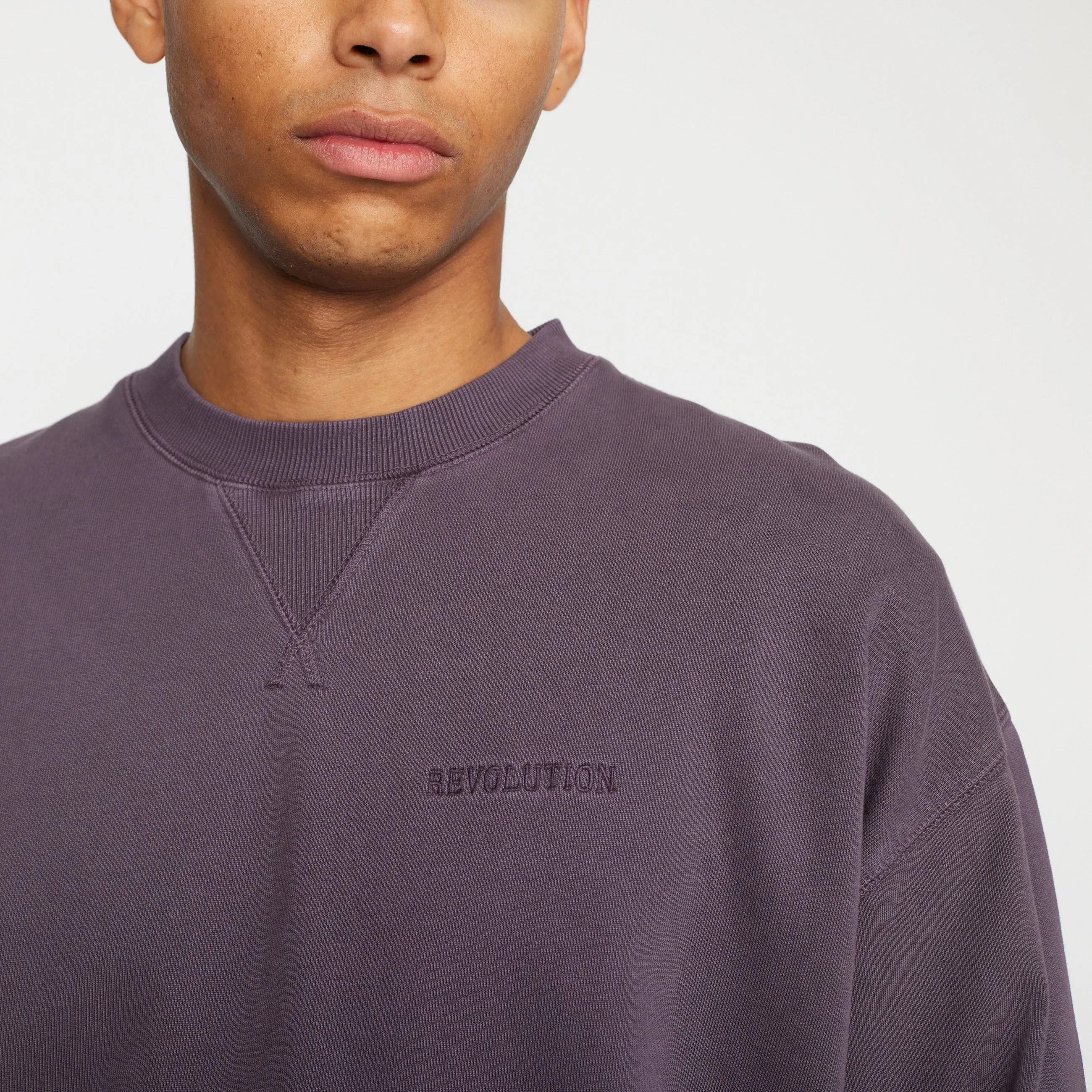 Loose Crewneck / 2727 REV - Darkpurple sold by Revolution
