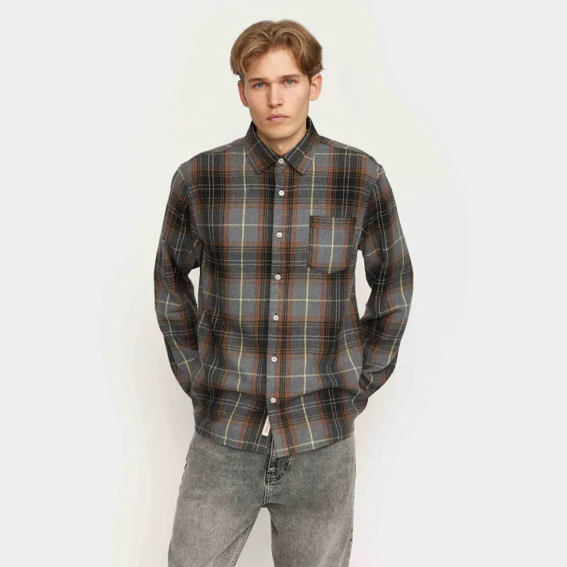 Regular Shirt / 3134 - Black made by Revolution