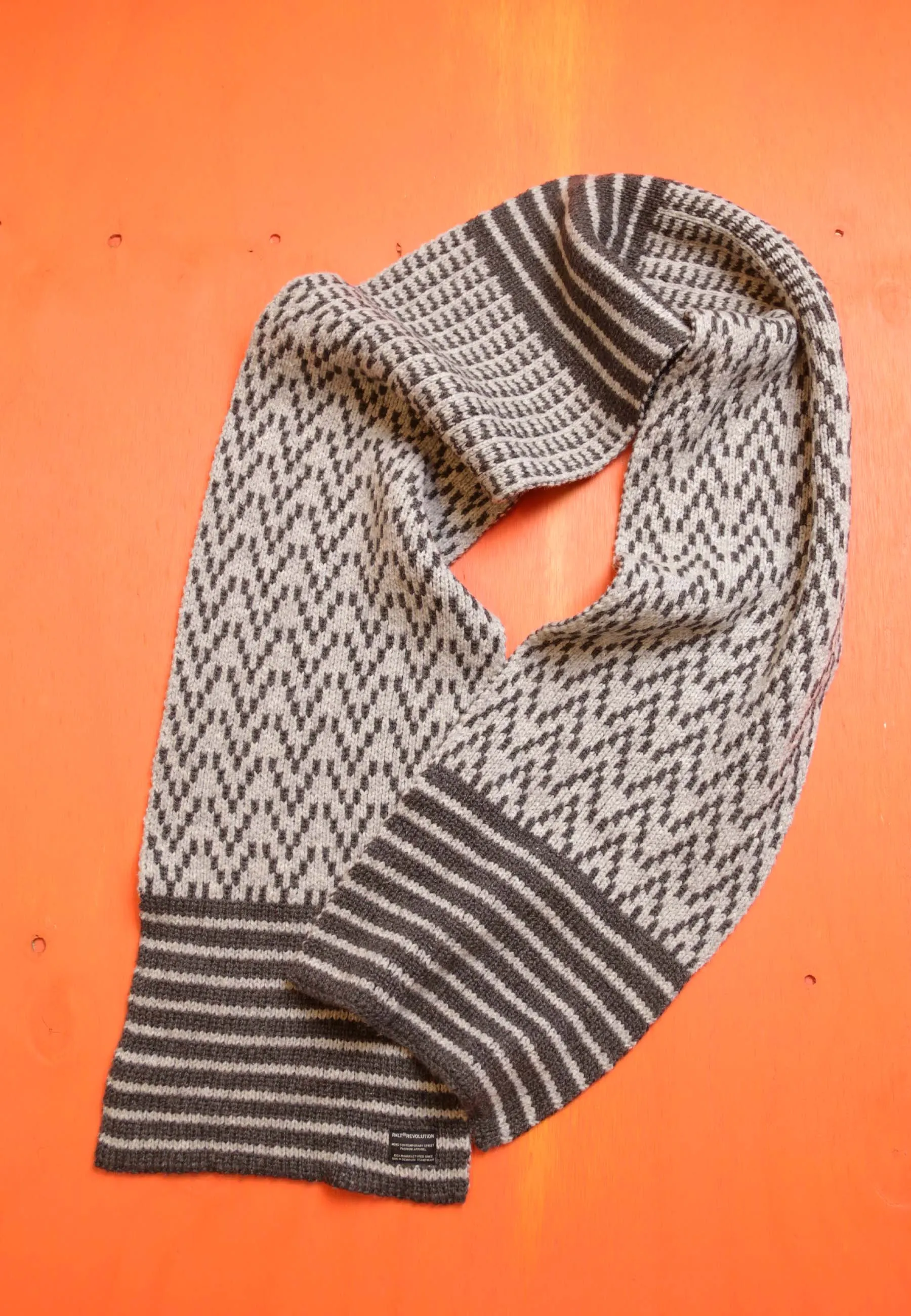 Scarf / V 9218 - Grey sold by Revolution