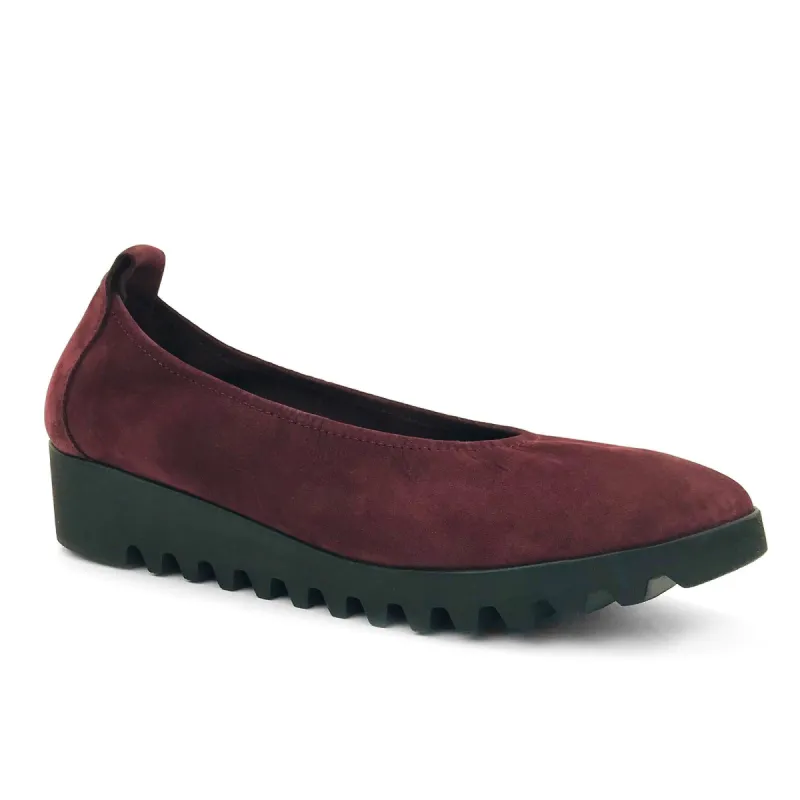Brianna Burgundy sold by Quarks / Urban Trail