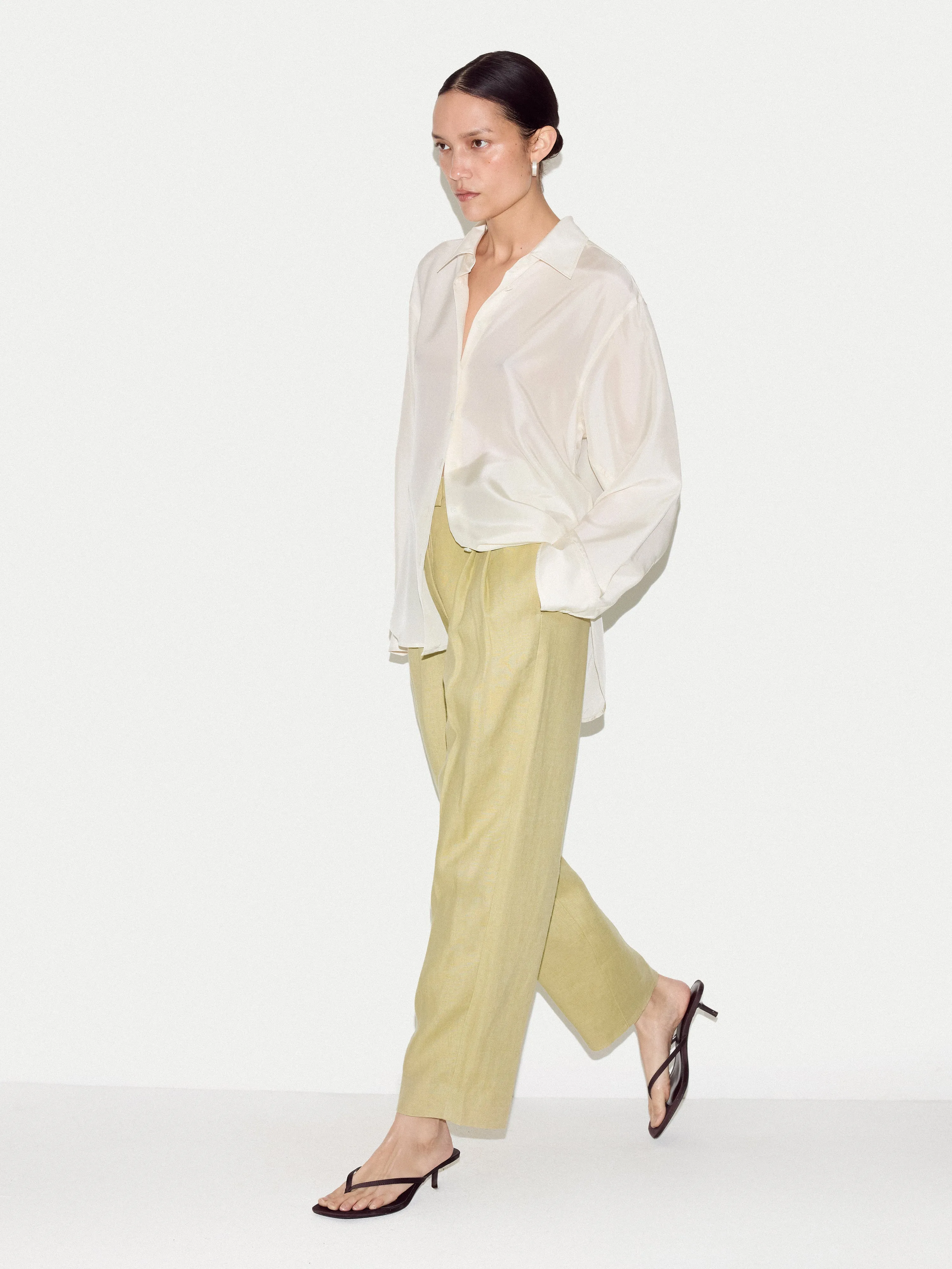 Linen Pleat Tapered Trouser | Green sold by Jigsaw product image thumbnail 4