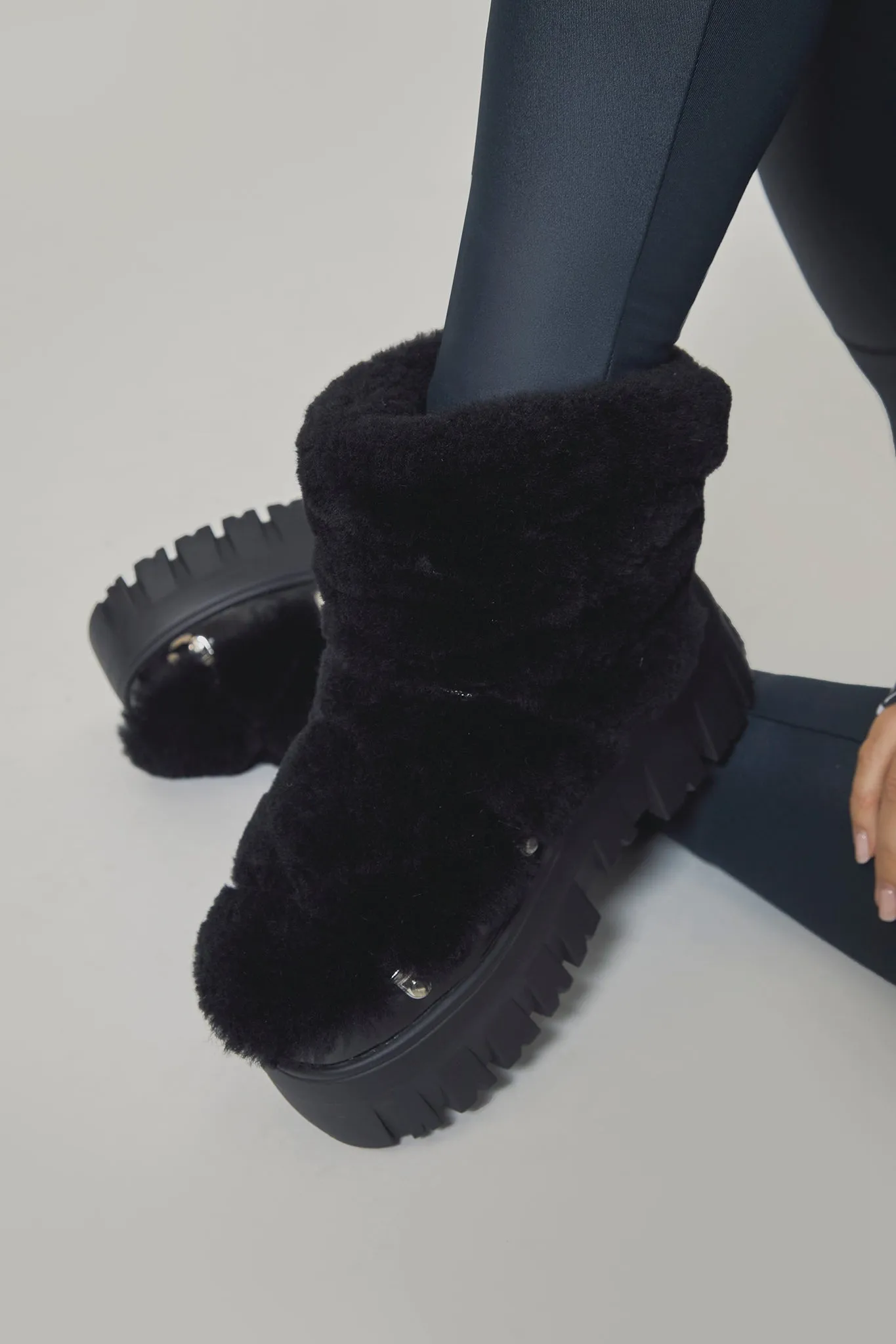 Lug Tread Shearling Snow Boots - Short Black sold by My Sunday Ski product image thumbnail 4